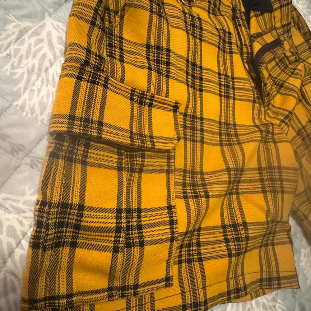 Hot Topic Yellow Plaid Cargo Shorts - Picture 4 of 5